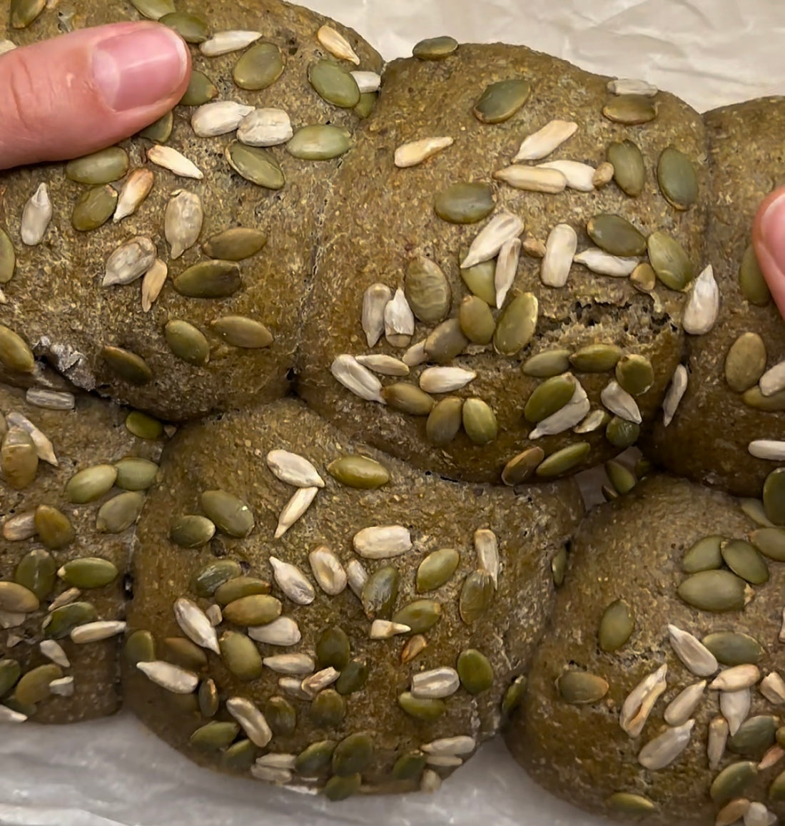 recipe for healthy matcha buns made with spelt flour, nutritious and option for bread. 